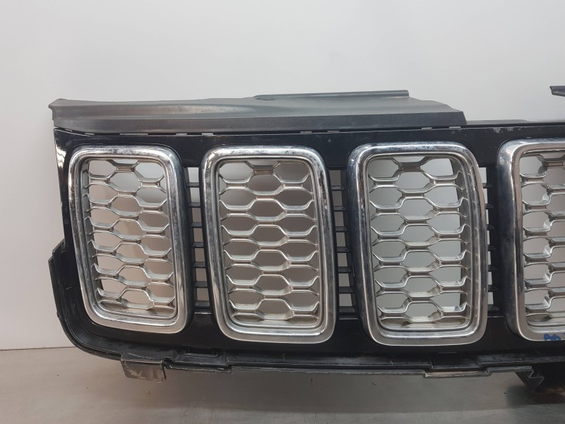 Recambio de rejilla delantera para jeep gr. cherokee iv 4x4 referencia OEM IAM 68258419AB 6NZ03SZ0AA 