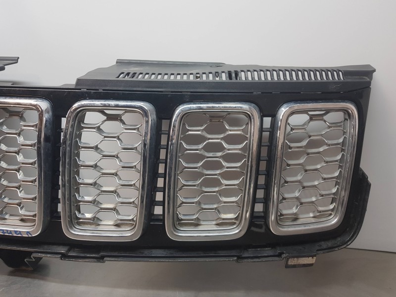 Recambio de rejilla delantera para jeep gr. cherokee iv 4x4 referencia OEM IAM 68258419AB 6NZ03SZ0AA 