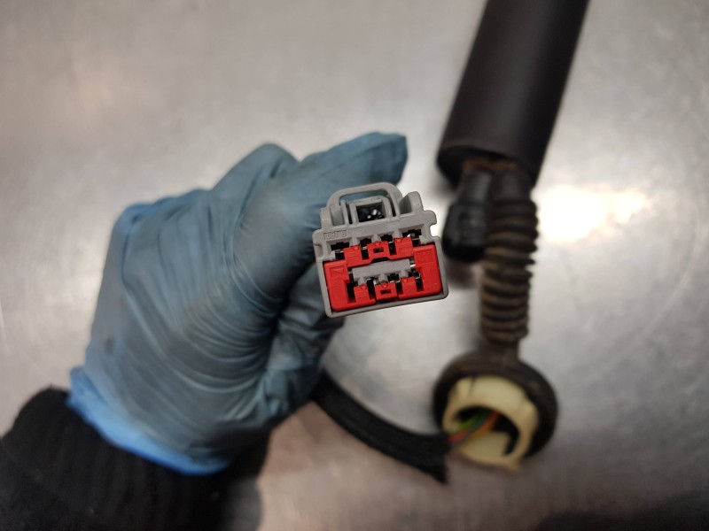 Recambio de amortiguadores maletero / porton para jeep gr. cherokee iv 4x4 referencia OEM IAM 68333901AB  