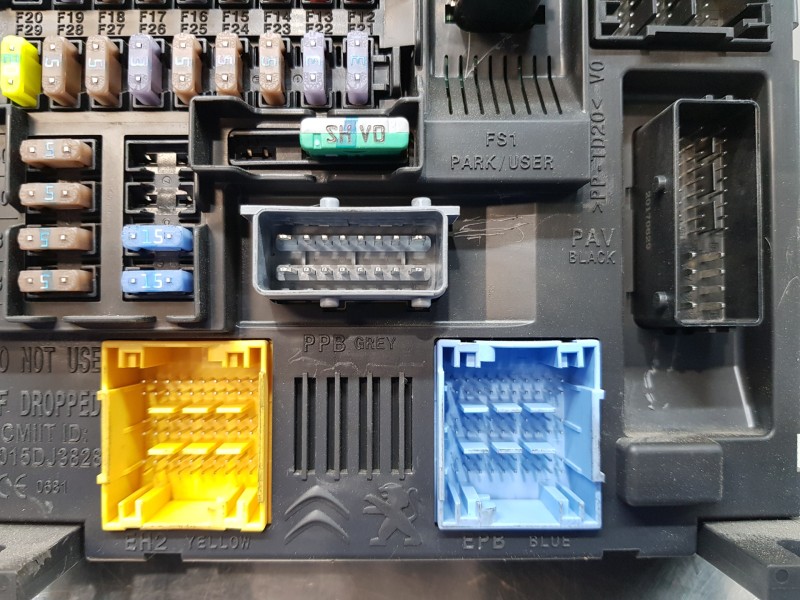 Recambio de caja reles / fusibles para citroen c4 grand picasso exclusive referencia OEM IAM 9819851480 BSIEL5 