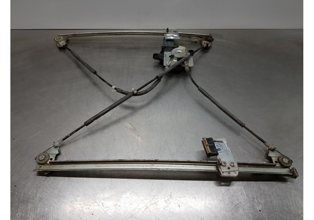 Recambio de elevalunas delantero izquierdo para mercedes vito caja cerrada 6.03  furgon referencia OEM IAM A6397200446 013082194