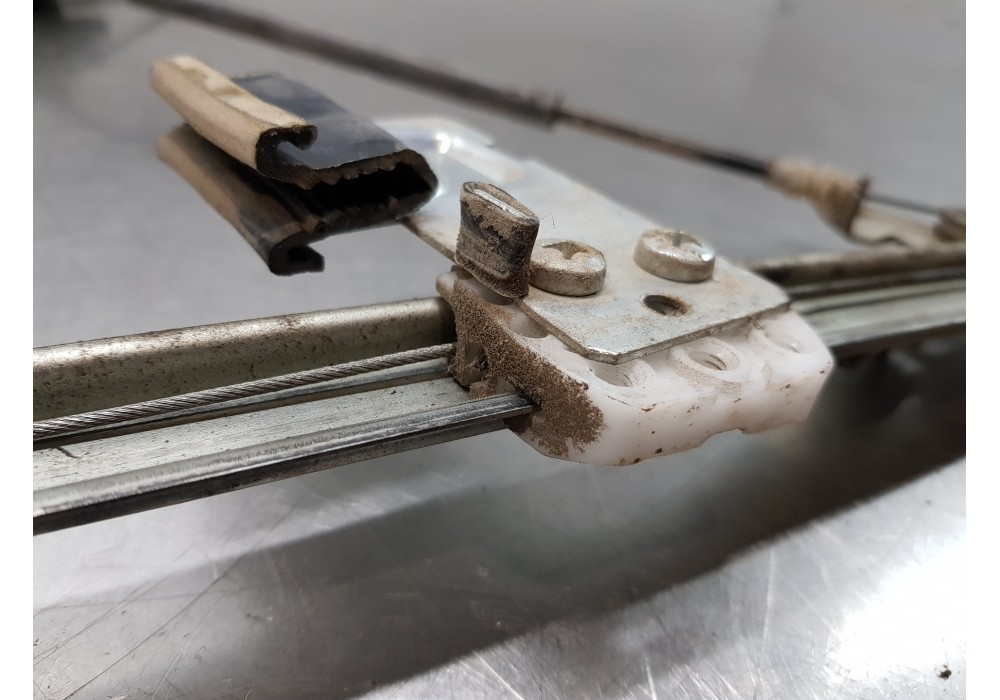 Recambio de elevalunas delantero izquierdo para mercedes vito caja cerrada 6.03  furgon referencia OEM IAM A6397200446 013082194