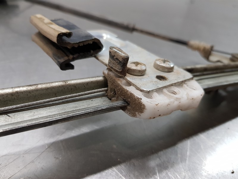 Recambio de elevalunas delantero izquierdo para mercedes vito caja cerrada 6.03  furgon referencia OEM IAM A6397200446 013082194