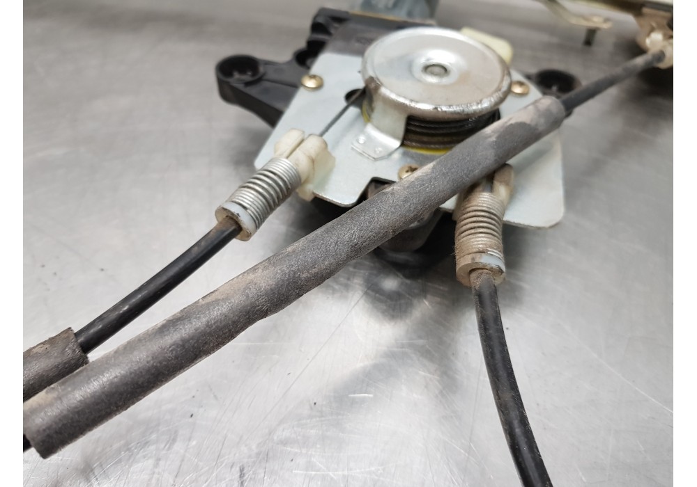 Recambio de elevalunas delantero izquierdo para mercedes vito caja cerrada 6.03  furgon referencia OEM IAM A6397200446 013082194