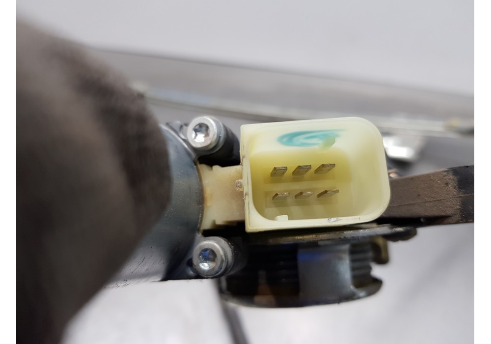 Recambio de elevalunas delantero izquierdo para mercedes vito caja cerrada 6.03  furgon referencia OEM IAM A6397200446 013082194