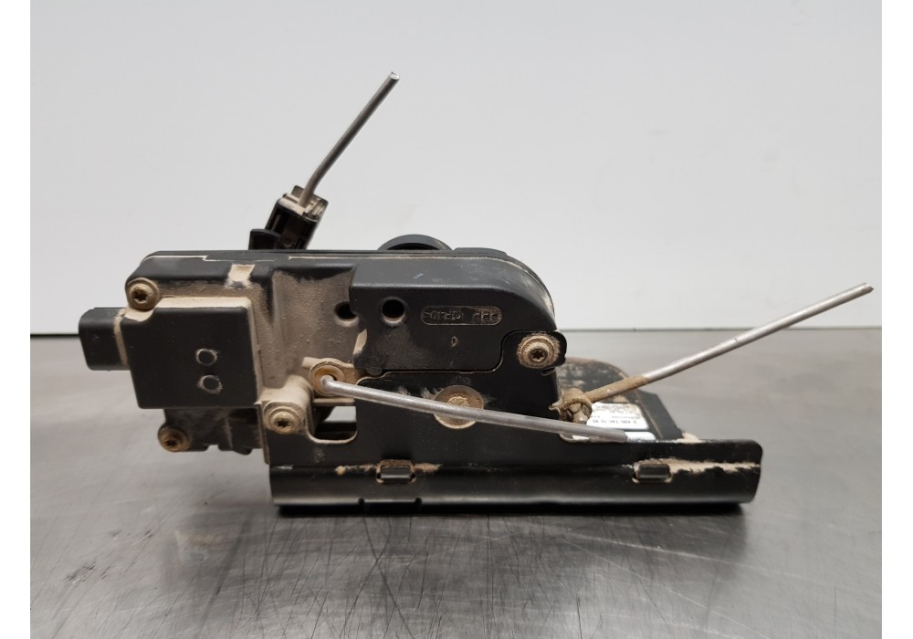 Recambio de cerradura puerta trasera derecha para mercedes vito caja cerrada 6.03  furgon referencia OEM IAM A6397401235  