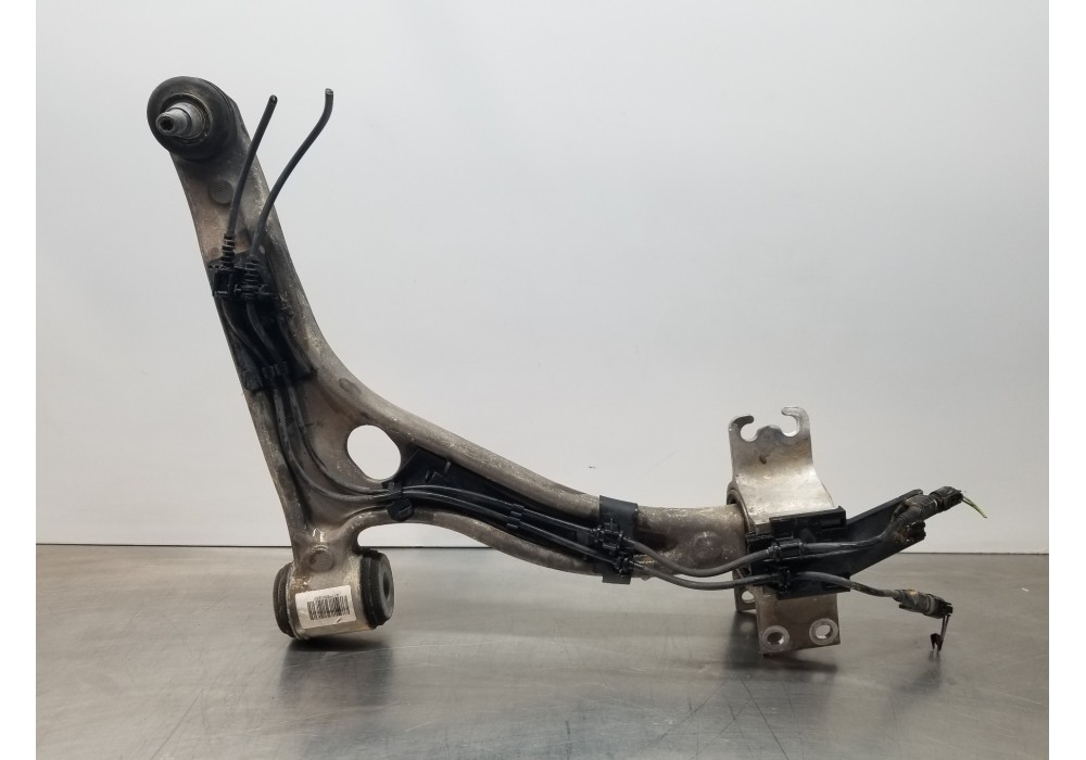 Recambio de brazo suspension inferior delantero derecho para mercedes clase gla (w156) 200 d referencia OEM IAM A1563300200  
