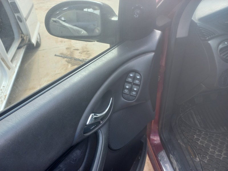 ford focus berlina (cak) del año 2001