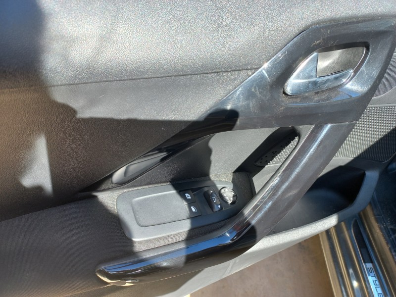 peugeot 208 del año 1950