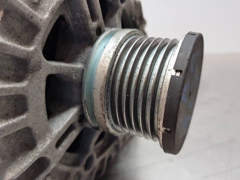 Recambio de alternador para volkswagen caddy ocio trendline referencia OEM IAM 03L903023L  