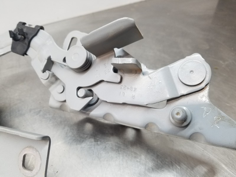 Recambio de bisagra capot para mercedes clase c (w206) 220 d referencia OEM IAM A2068803801  