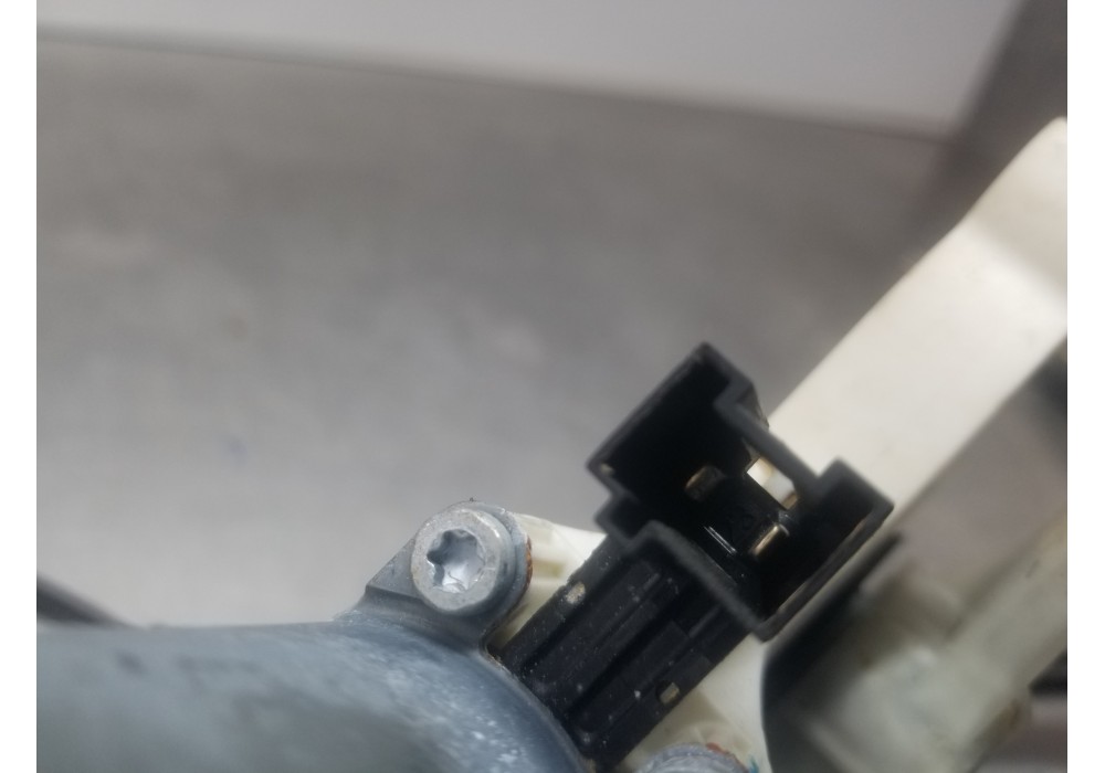 Recambio de elevalunas delantero izquierdo para mercedes clase c (w206) 220 d referencia OEM IAM A2367204901 A2367205101 A000906