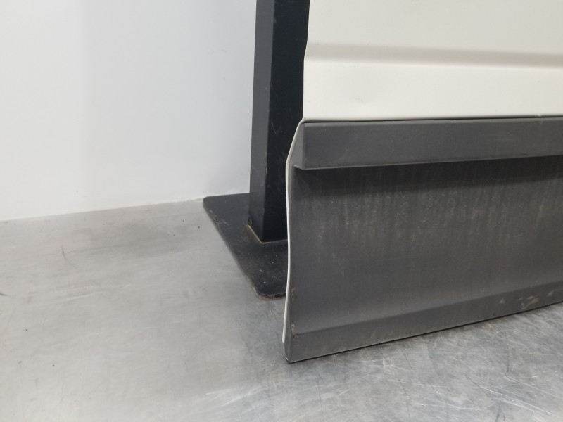 Recambio de porton trasero derecho para iveco daily caja cerrada h2 referencia OEM IAM 5801520002  