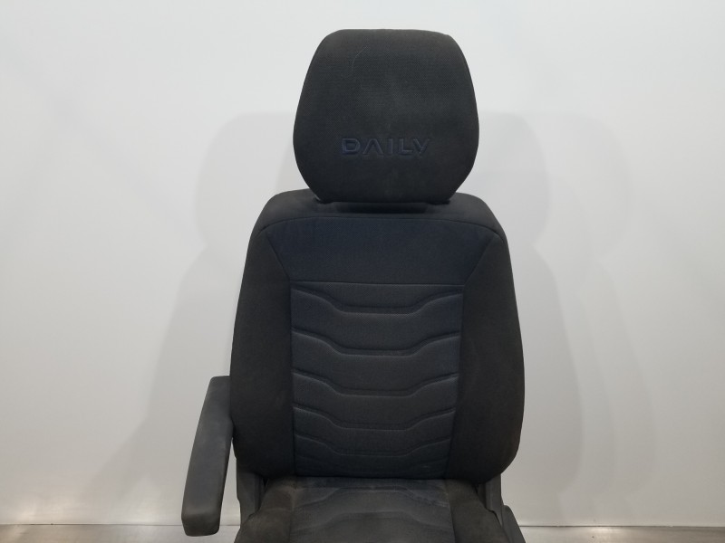 Recambio de asiento delantero izquierdo para iveco daily caja cerrada h2 referencia OEM IAM 5802096637  