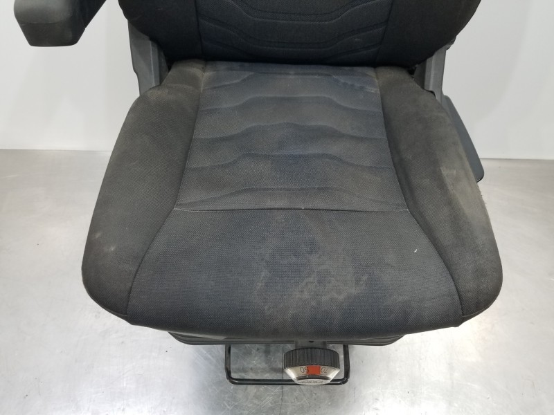 Recambio de asiento delantero izquierdo para iveco daily caja cerrada h2 referencia OEM IAM 5802096637  