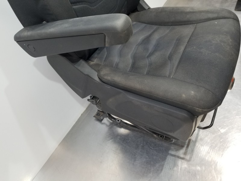 Recambio de asiento delantero izquierdo para iveco daily caja cerrada h2 referencia OEM IAM 5802096637  