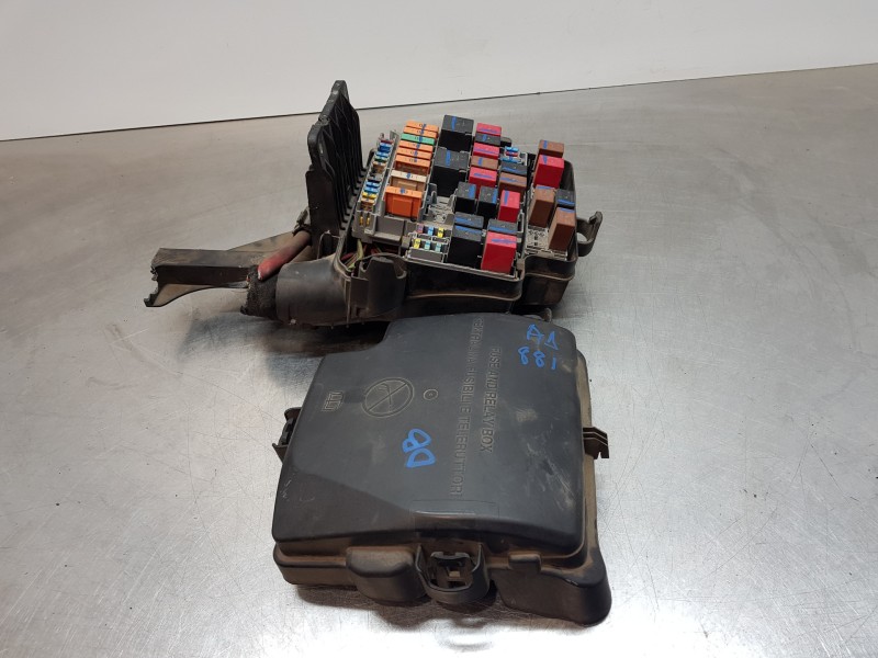 Recambio de caja reles / fusibles para iveco daily caja cerrada h2 referencia OEM IAM 5801393357 5801393356 