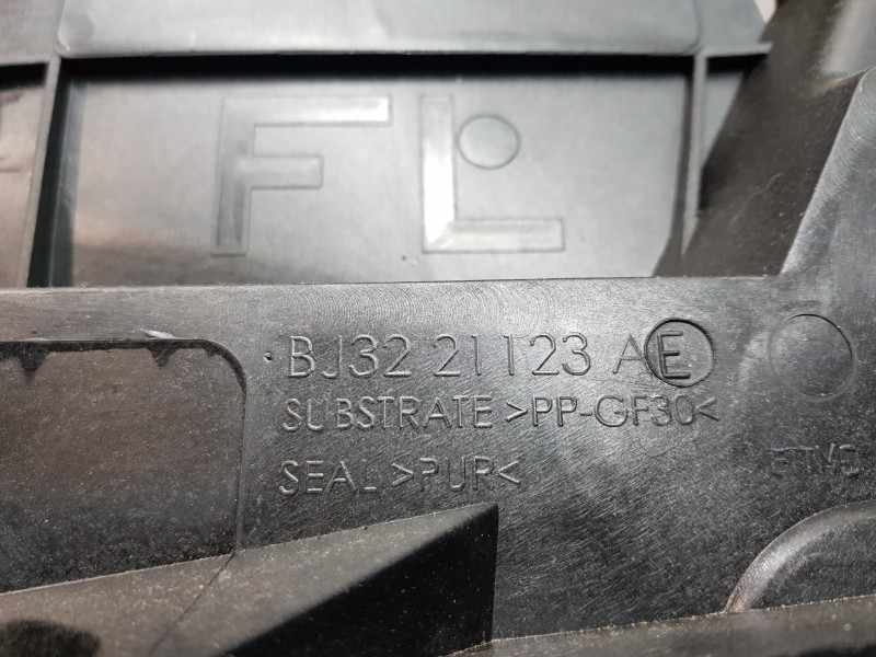 Recambio de molduras delanteras para land rover evoque 4x4 referencia OEM IAM LR048305 BJ3221123AE BJ3221123AE