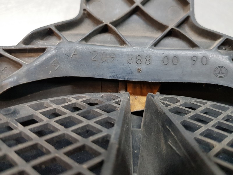 Recambio de rejilla delantera para mercedes clase clk (w209) coupe 270 referencia OEM IAM A2098800123 A20988001239040 