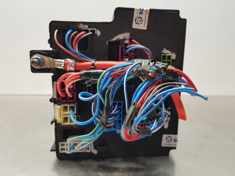 Recambio de caja reles / fusibles para volvo xc60 hybrid referencia OEM IAM 32359985  