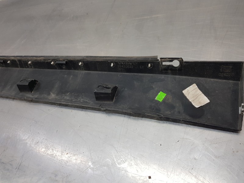 Recambio de faldon lateral para volvo xc60 hybrid referencia OEM IAM 31420622  