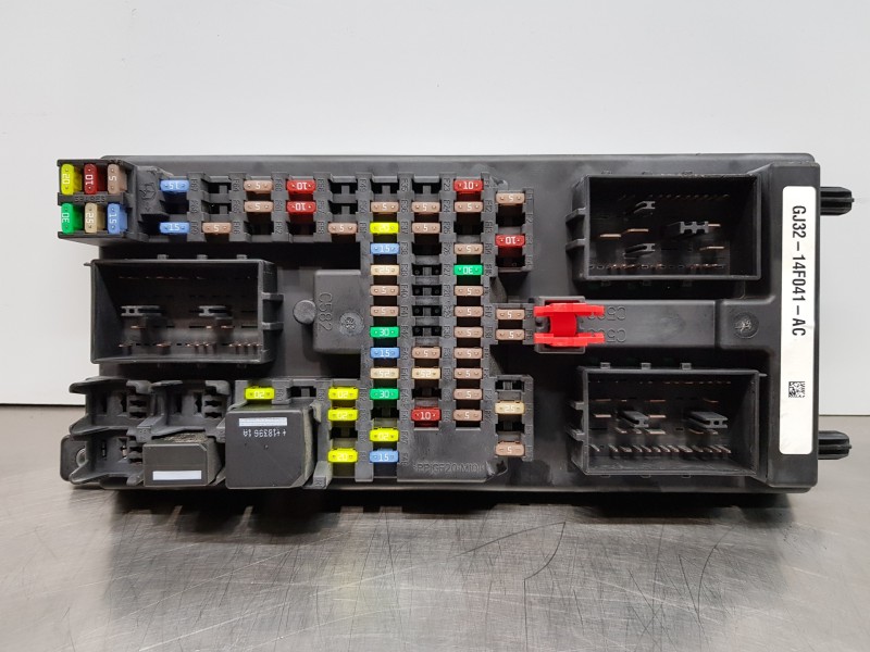 Recambio de caja reles / fusibles para land rover evoque dynamic referencia OEM IAM GJ3214F041AC  