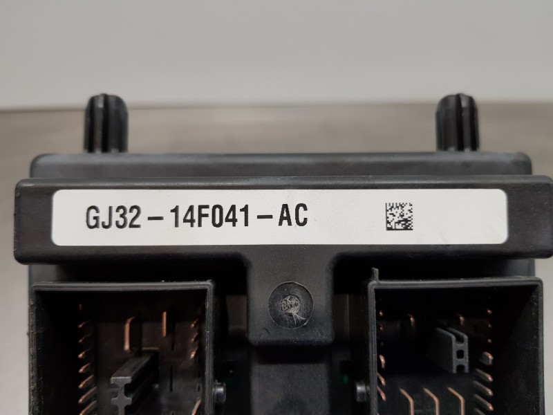 Recambio de caja reles / fusibles para land rover evoque dynamic referencia OEM IAM GJ3214F041AC  