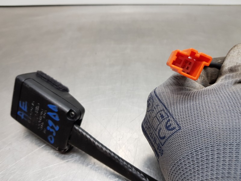 Recambio de enganche del cinturon delantero der para land rover evoque dynamic referencia OEM IAM LR071918 FK7261208AD AMGJ32612