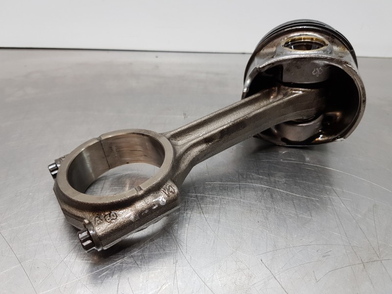 Recambio de biela para audi a4 (b9) quattro referencia OEM IAM 04L105401A 4L107065R001 