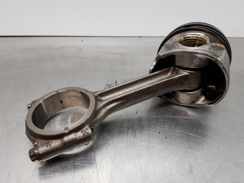 Recambio de biela para audi a4 (b9) quattro referencia OEM IAM 04L105401A 4L107065R001 