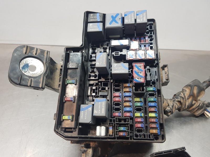 Recambio de caja reles / fusibles para toyota yaris hybrid referencia OEM IAM 821150UD30B  