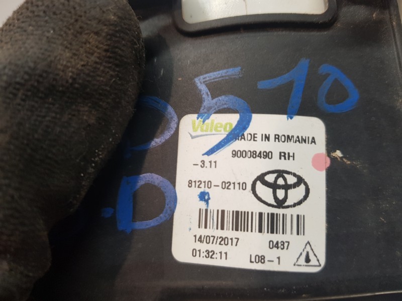 Recambio de faro antiniebla derecho para toyota yaris hybrid referencia OEM IAM 8121002110  