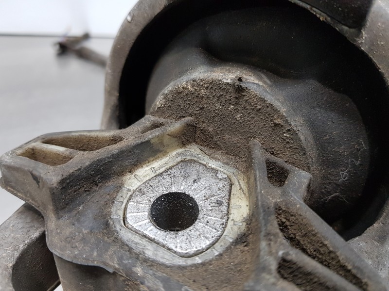 Recambio de soporte motor izquierdo para audi a4 (b9) quattro referencia OEM IAM 8W0199371AT  