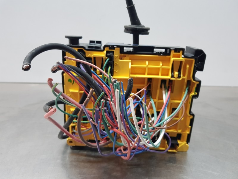 Recambio de caja reles / fusibles para opel mokka gs line referencia OEM IAM 9804848480  