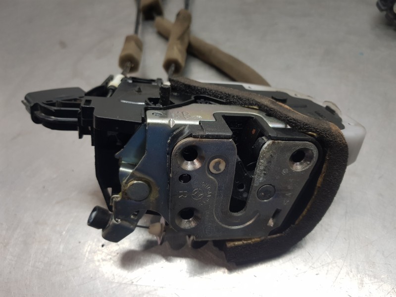 Recambio de cerradura puerta trasera derecha para nissan x-trail (t32) acenta referencia OEM IAM 825004CA0A  