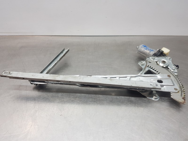 Recambio de elevalunas trasero derecho para nissan x-trail (t32) acenta referencia OEM IAM 827301BA0A 827204CA0A 2621004650