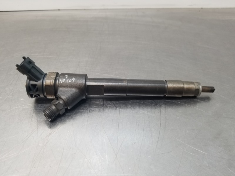 Recambio de inyector para toyota auris active referencia OEM IAM 236700N050 0445110699 