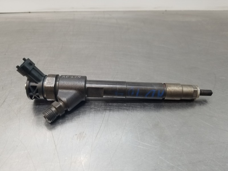 Recambio de inyector para toyota auris active referencia OEM IAM 236700N050 0445110699 