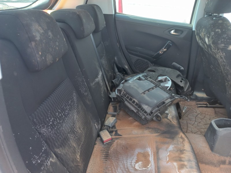 peugeot 208 del año 2015