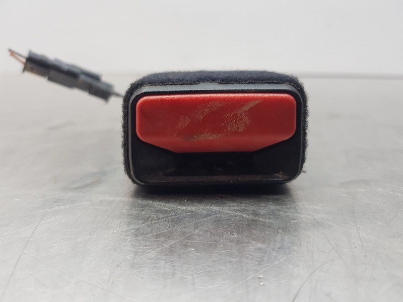 Recambio de enganche del cinturon delantero izq para opel crossland x selective referencia OEM IAM 39047216  
