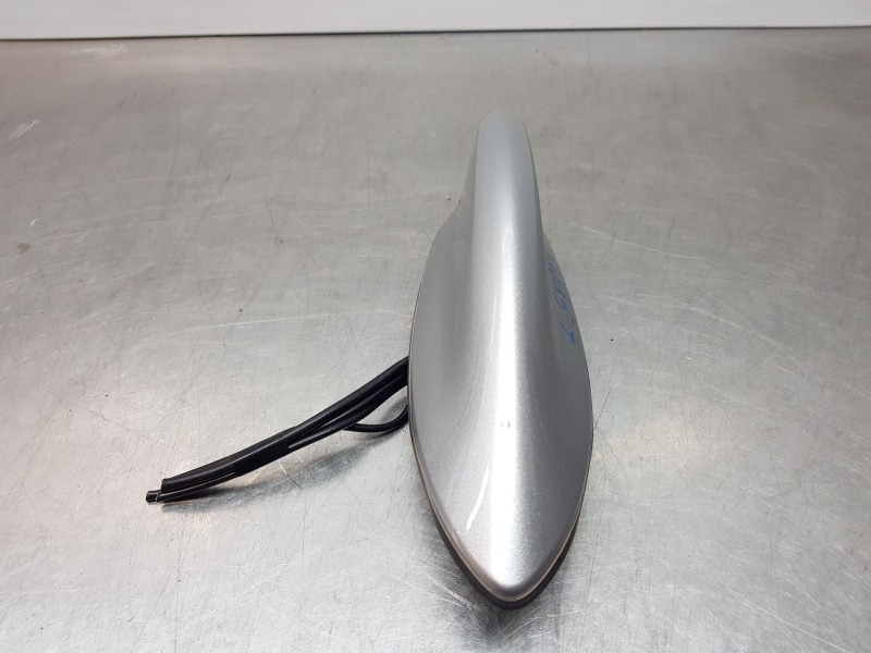 Recambio de antena para toyota corolla (e21) hev referencia OEM IAM 8607733040B2  