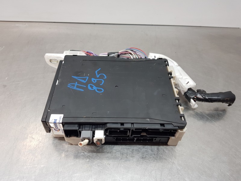 Recambio de caja reles / fusibles para toyota corolla (e21) hev referencia OEM IAM 8922102A70  