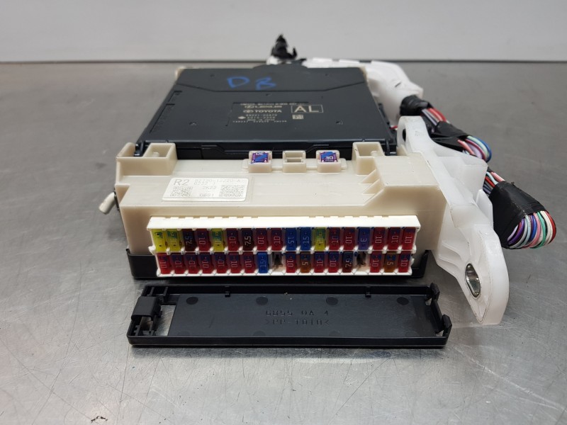 Recambio de caja reles / fusibles para toyota corolla (e21) hev referencia OEM IAM 8922102A70  
