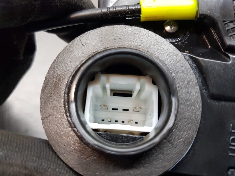 Recambio de cerradura puerta trasera derecha para toyota corolla (e21) hev referencia OEM IAM 6905002580  