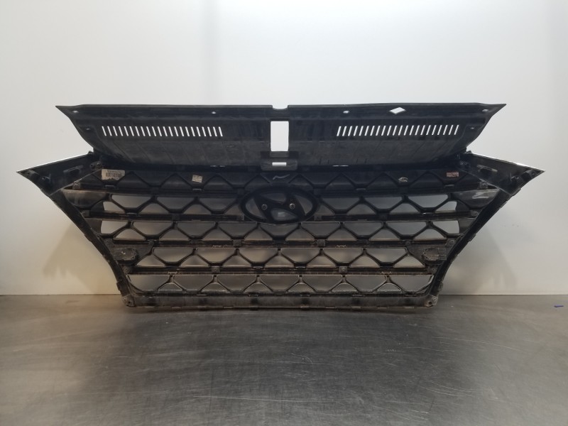 Recambio de rejilla delantera para hyundai tucson klass referencia OEM IAM 86350D7610  