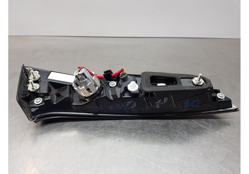 Recambio de piloto trasero derecho interior para toyota corolla (e21) hev referencia OEM IAM 8158102E50  