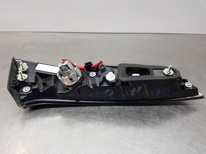 Recambio de piloto trasero derecho interior para toyota corolla (e21) hev referencia OEM IAM 8158102E50  