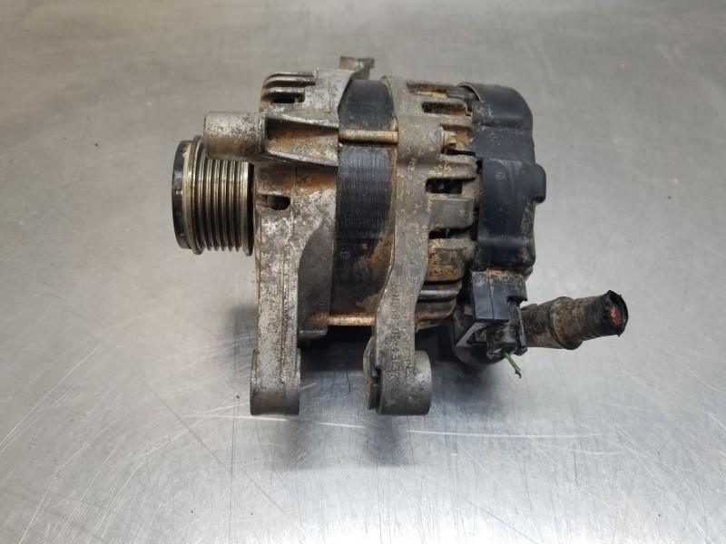 Recambio de alternador para hyundai tucson klass referencia OEM IAM 373002U200  