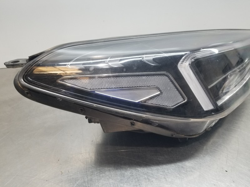 Recambio de faro derecho para hyundai tucson klass referencia OEM IAM 92102D7700  