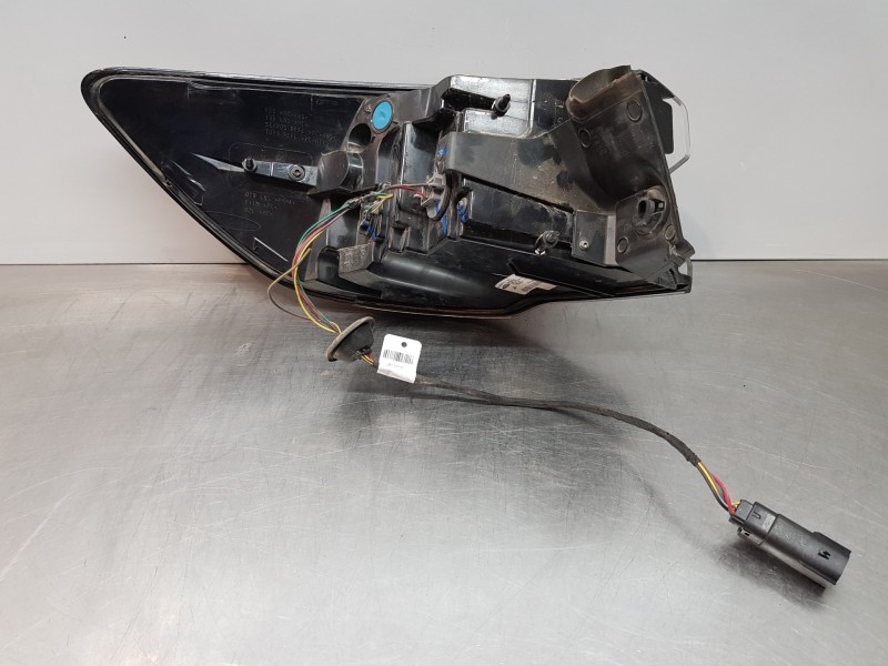 Recambio de piloto trasero derecho para ford kuga ecoblue referencia OEM IAM 2696784 LV4B13404BF LV4B13404AH